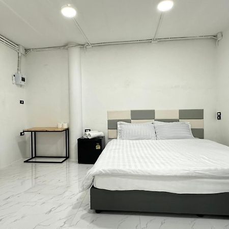 Megun 10 L Apartman Bangkok Kültér fotó